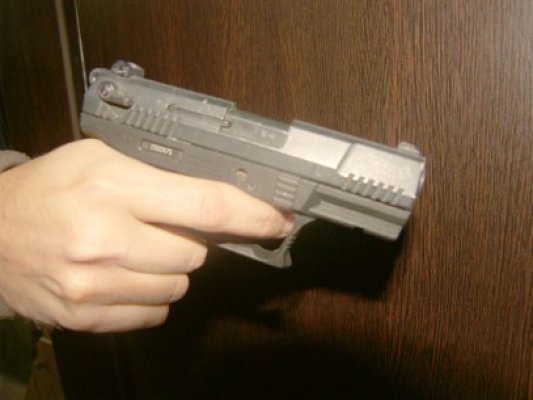 Şofer fără permis, urmărit de poliţişti cu focuri de armă